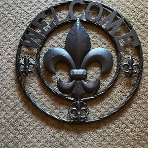 Brilliant circle wall hang surrounded with fleur-de-lis and "Welcome".